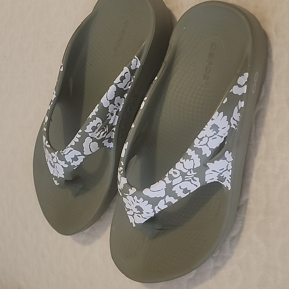 Women's size 10 Oofos